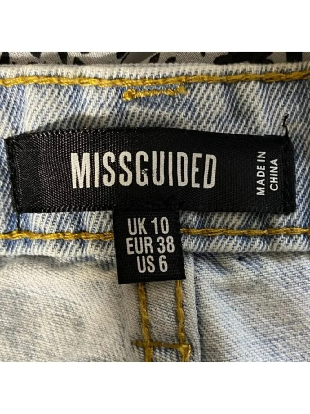 Missguided Distressed Light Wash Denim Shorts – US 6 / UK 10 – Frayed Hem